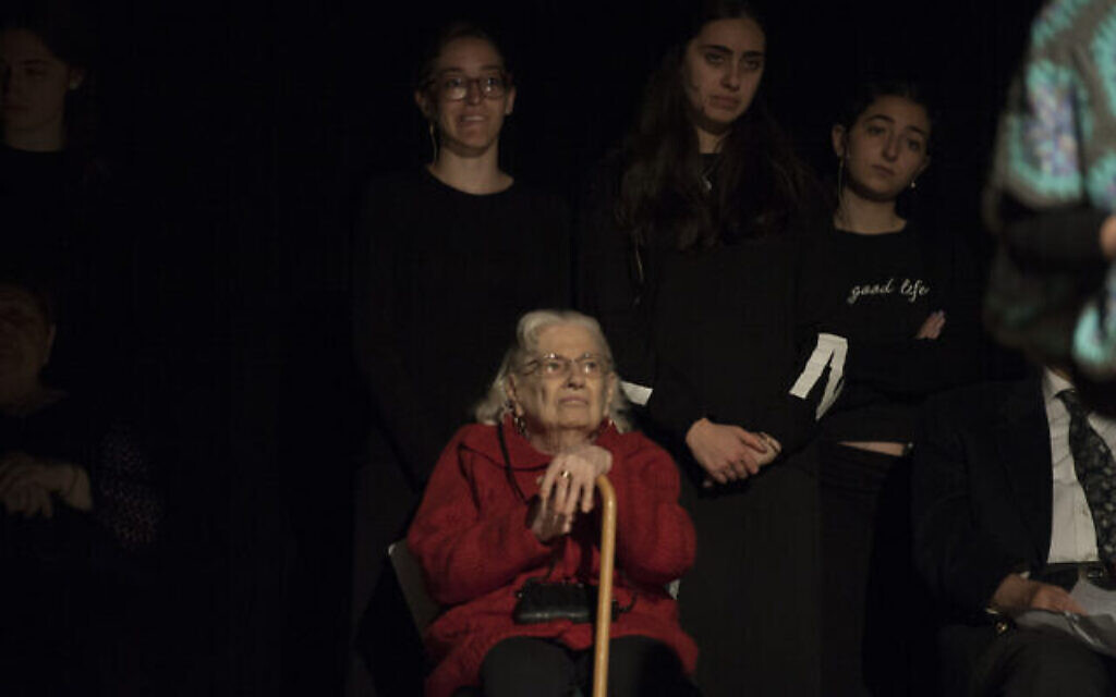La survivante de la Shoah Claudine Barbot dans une production interprétée par les les étudiants de la yeshiva du lycée Flatbush Joel Braverma,  le 23 avril 2017 dans le film Witness Theater (Crédit : Debbie Egan-Chin/New York Daily News)