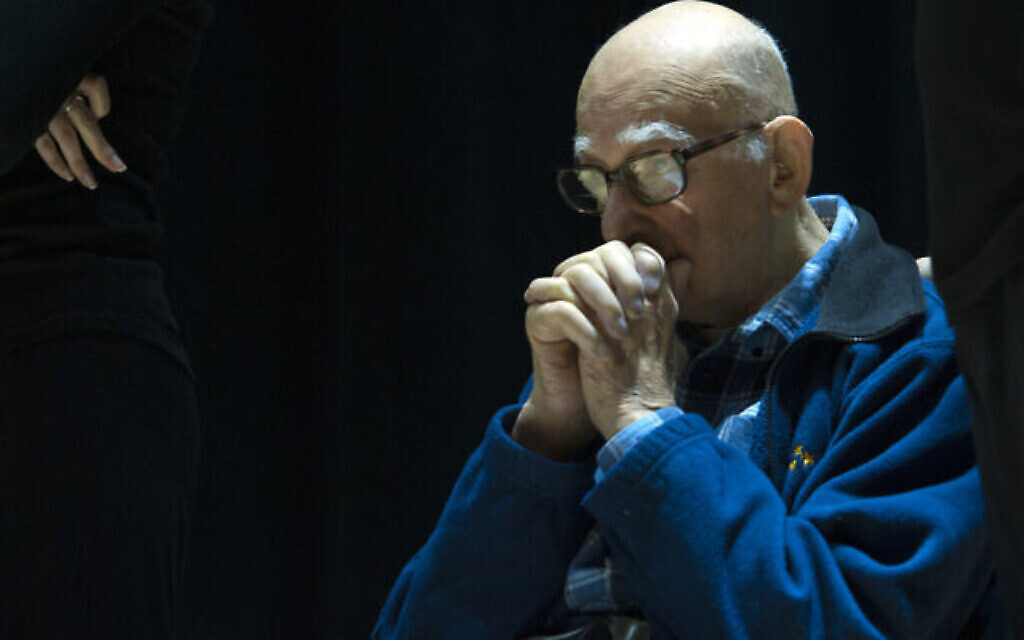 Isaac Blum, survivant de la Shoah, dans "The Spirit of Hope", interprété par les les étudiants de la yeshiva du lycée Flatbush Joel Braverma, dans le film Witness Theater, le 23 avril 2017 (Crédit : Debbie Egan-Chin/New York Daily News)