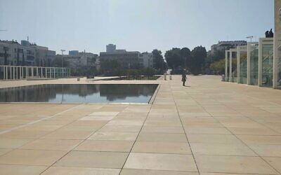 La place Habima à Tel Aviv, habituellement bondée, construite au-dessus du plus grand refuge antiaérien de la ville, vide dans l'après midi du 12 novembre 2019 (Crédit :  Melanie Lidman/Times of Israel)