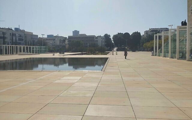 La place Habima à Tel Aviv, habituellement bondée, construite au-dessus du plus grand refuge antiaérien de la ville, vide dans l'après midi du 12 novembre 2019 (Crédit :  Melanie Lidman/Times of Israel)