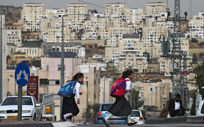 Illustration : Des fillettes ultra-orthodoxes sur le chemin de l'école dans une implantation en Cisjordanie, en octobre 2009. (Crédit : Nati Shohat/Flash90)