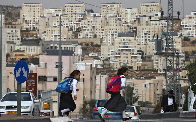 Illustration : Des fillettes ultra-orthodoxes sur le chemin de l'école dans une implantation en Cisjordanie, en octobre 2009. (Crédit : Nati Shohat/Flash90) Illustration : Des fillettes ultra-orthodoxes sur le chemin de l'école dans une implantation en Cisjordanie, en octobre 2009. (Crédit : Nati Shohat/Flash90)