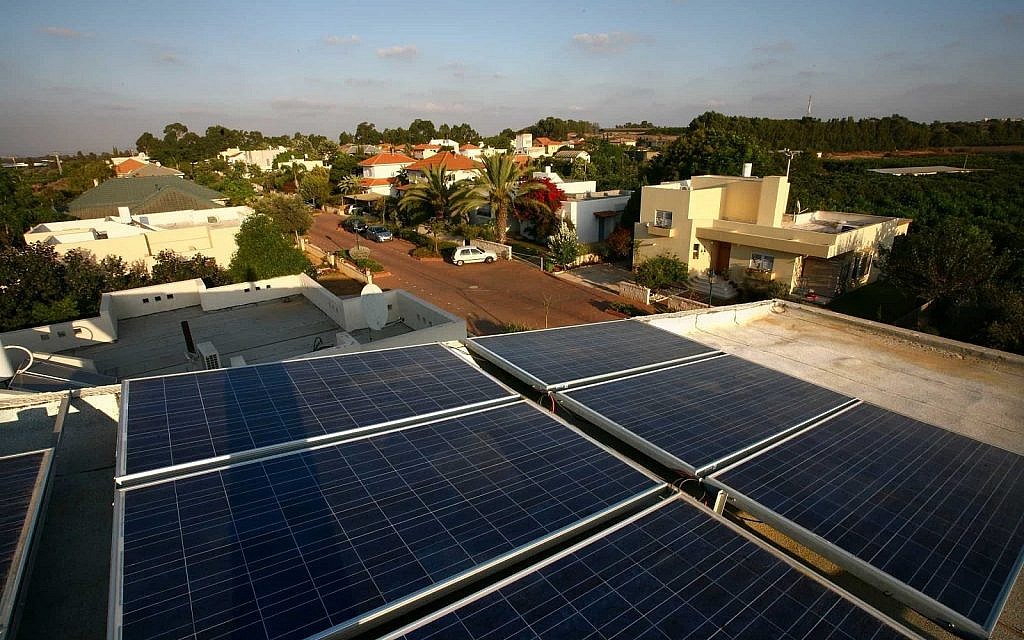 Des panneaux solaires sur le toit d'une habitation du centre d'Israël (Crédit : Chen Leopold / Flash 90)