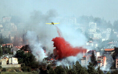 Photo d'illustration : Des avions et des pompiers tentent d'éteindre un feu de forêt qui s'est déclaré à Mevaseret Zion, aux abords de Jérusalem, le 15 juillet 2012 (Crédit :  Yossi Zamir/Flash 90)