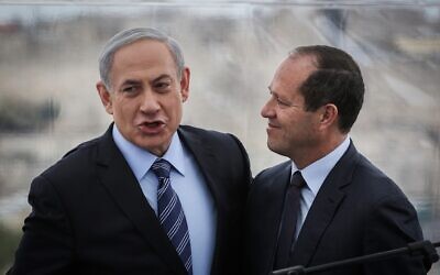 Le Premier ministre Benjamin Netanyahu (à gauche) et le maire de Jérusalem Nir Barkat (à droite) lors d'une conférence de presse à l'hôtel Mamilla à Jérusalem, le 23 février 2015. (Hadas Parush/Flash90)