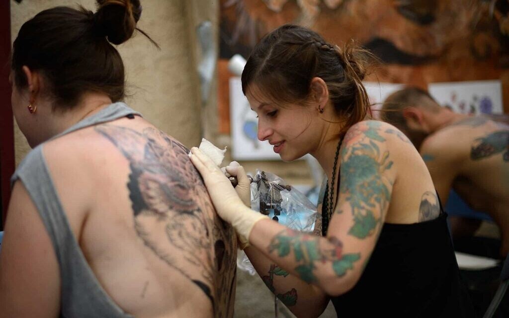Les réseaux sociaux ont considérablement influencé la culture du tatouage, selon des experts. (Crédit : Gili Yaari/Flash90)