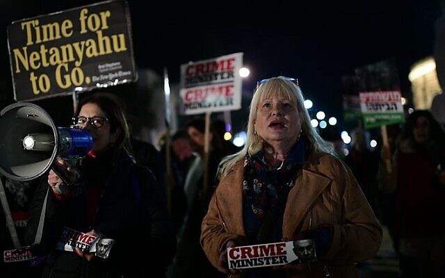 Des Israéliens protestent contre la corruption gouvernementale, réclamant la démission de Netanyahu, sur la place Habima de Tel Aviv, le 2 mars 2019 (Crédit : Tomer Neuberg/Flash90) Des Israéliens protestent contre la corruption gouvernementale, réclamant la démission de Netanyahu, sur la place Habima de Tel Aviv, le 2 mars 2019 (Crédit : Tomer Neuberg/Flash90)