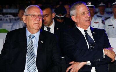 Le Président Reuven Rivlin (à gauche) et le dirigeant de Kakhol lavan Benny Gantz assistent à une cérémonie de Yom HaShoah au kibboutz Yad Mordechai dans le sud d'Israël, le 2 mai 2019. (Flash90)