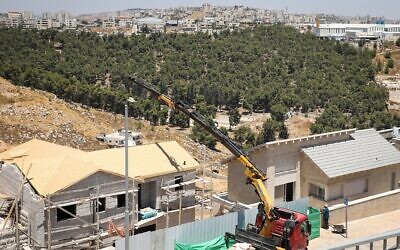 Photo d'illustration : Des travaux de construction dans le quartier de Dagan, dans l'implantation d'Efrat, en Cisjordanie, le 22 juillet 2019 (Crédit : Gershon Elinson/Flash90)