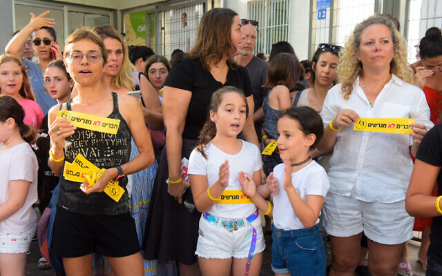 Photo d'illustration : Des enfants israéliens et des employés philippins et leurs enfants lors d'une manifestation contre l'expulsion des enfants philippins lors d ela rentrée des classes, aux abords de l'école Balfour de Tel Aviv, le 1er septembre 2019 (Crédit : Avshalom Shoshoni/Flash90) Photo d'illustration : Des enfants israéliens et des employés philippins et leurs enfants lors d'une manifestation contre l'expulsion des enfants philippins lors d ela rentrée des classes, aux abords de l'école Balfour de Tel Aviv, le 1er septembre 2019 (Crédit : Avshalom Shoshoni/Flash90)