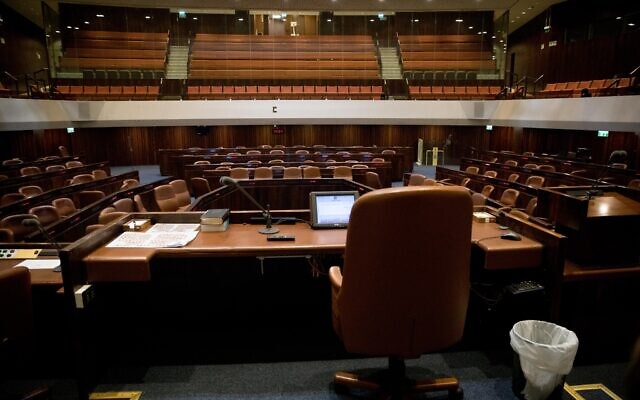 La salle plénière de la Knesset avant l'ouverture du Parlement, le 25 septembre 2019. (Yonatan Sindel/Flash90) La salle plénière de la Knesset avant l'ouverture du Parlement, le 25 septembre 2019. (Yonatan Sindel/Flash90)