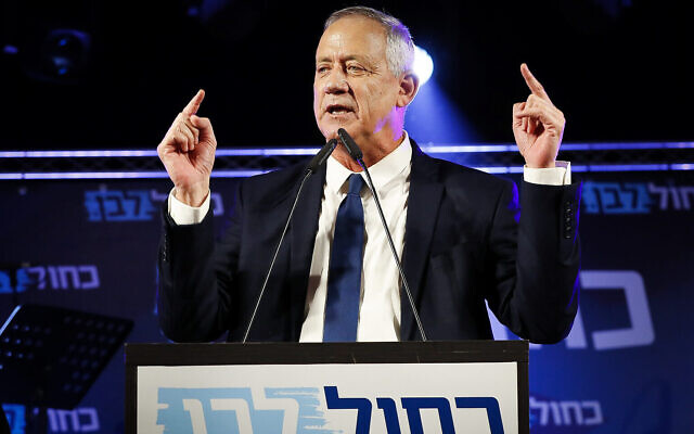 Le chef de la formation Kakhol lavan Benny Gantz s'adresse à ses partisans lors d'un rassemblement à Tel Aviv, le 31 octobre 2019 (Crédit :Avshalom Shoshoni/Flash90) Le chef de la formation Kakhol lavan Benny Gantz s'adresse à ses partisans lors d'un rassemblement à Tel Aviv, le 31 octobre 2019 (Crédit :Avshalom Shoshoni/Flash90)