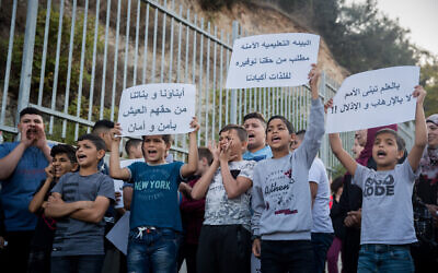 Des résidents d'Issawiya protestent contre les violences policières à l'entrée du quartier d'Issawiya, à Jérusalem-Est, le 5 novembre 2019. (Crédit : Yonatan Sindel/Flash90)