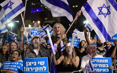 Les Israéliens manifestent en soutien au Premier ministre Benjamin Netanyahu aux abords du musée d'art de Tel Aviv, le 9 novembre 2019 (Crédit :  Tomer Neuberg/Flash90)