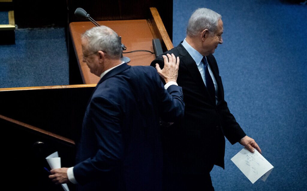 Le Premier ministre Benjamin Netanyahu (à droite) et le chef du parti Kakhol lavan Benny Gantz lors d'une cérémonie commémorative marquant les 24 ans de l'assassinat de l'ancien Premier ministre Yitzhak Rabin, à la Knesset, le 10 novembre 2019. (Yonatan Sindel/Flash90)