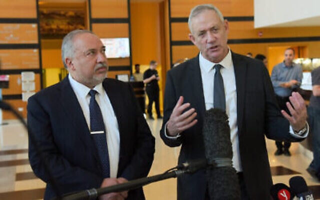 Le chef du parti Kakhol lavan Benny Gantz (à droite) et le chef de Yisrael Beytenu, Avigdor Liberman, s'adressent aux journalistes après leur rencontre à Ramat Gan, le 14 novembre 2019. (Avshalom Sassoni/Flash90) Le chef du parti Kakhol lavan Benny Gantz (à droite) et le chef de Yisrael Beytenu, Avigdor Liberman, s'adressent aux journalistes après leur rencontre à Ramat Gan, le 14 novembre 2019. (Avshalom Sassoni/Flash90)