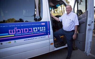 Le maire de Tel Aviv Ron Huldai prend la pose lors du lancement des nouveaux bus de la ville qui circuleront pendant Shabbat, dès ce week-end, le 20 novembre 2019. (Crédit : Miriam Alster/FLASH90)