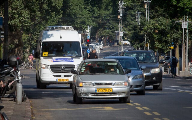 Les nouveaux bus de transport public qui circulent le samedi à Tel Aviv, le 23 novembre 2019 (Crédit : Miriam Alster/FLASH90) Les nouveaux bus de transport public qui circulent le samedi à Tel Aviv, le 23 novembre 2019 (Crédit : Miriam Alster/FLASH90)