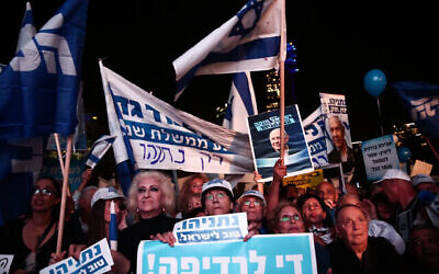 Les partisans du Premier ministre Benjamin Netanyahu se rassemblent à Tel Aviv pour soutenir son affirmation selon laquelle il fait l'objet d'un coup d'État judiciaire, le 26 novembre 2019. (Crédit : Miriam Alster/Flash 90)