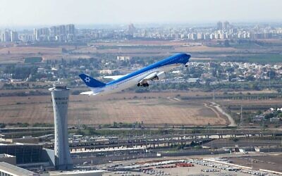 Les "Ailes de Sion", la  version israélienne de l'Air Force One, au dessus de l'aéroport Ben Gurion pour son premier vol d'essai, le 3 novembre 2019. (Crédit : Yoav Weiss/Israel Aerospace Industries)