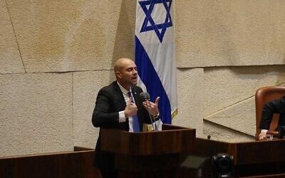 Amir Ohana parle depuis la tribune de la Knesset, le 6 novembre 2019. (Crédit :  Adina Wellman / bureau du porte-parole de la Knesset)