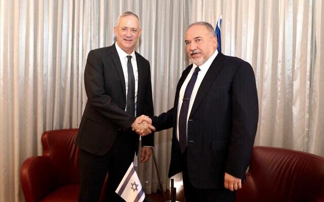 Le chef du parti Kakhol lavan Benny Gantz (à gauche) et son homologue d'Yisrael Beytenu Avigdor Liberman, à l'hôtel Kfar Maccabiah, de Ramat Gan, le 14 novembre 2019. (Crédit : Elad Malka)