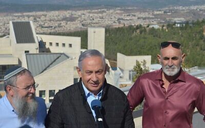 De gauche à droite : le président du Conseil régional du Gush Etzion Shlomo Neeman, le Premier ministre Benjamin Netanyahu et le président du Conseil de Yesha David Elhayani à un point d'observation du Gush Etzion, le 19 novembre 2019. (Crédit : Haim Zach/GPO)