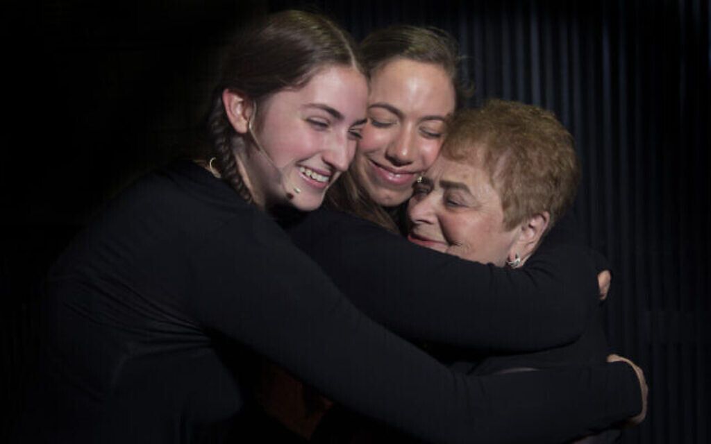 La survivante de la Shoah Khana Kuperman, à droite, avec Samantha Schabot, à gauche, et  Diana Hoffstein, au centre, dans une production du  Witness Theater 'The Spirit of Hope,' par les étudiants de la yeshiva du lycée Flatbush Joel Braverma, le 23 avril 2017 (Crédit : Debbie Egan-Chin/New York Daily News/ Autorisation : Rudavsky)
