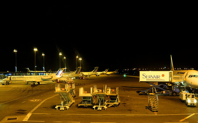 Des avions à l'arrêt sur le tarmac de l'aéroport de Lyon-Saint-Exupéry. (Crédit : StéfanLD / Wikimédia / CC BY-SA 3.0)