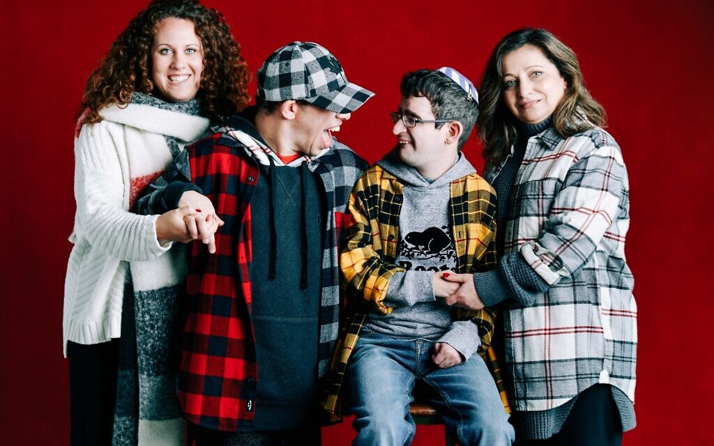 De gauche à droite: Sabrina Barell, Daniel Propper, Danny Laszlo, et Kathy Laszlo dans une photo de la campagne de Roots, Nice Together 2019. (Crédit : Barbara Stoneham/