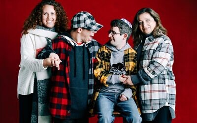 De gauche à droite: Sabrina Barell, Daniel Propper, Danny Laszlo, et Kathy Laszlo dans une photo de la campagne de Roots, Nice Together 2019. (Crédit : Barbara Stoneham/