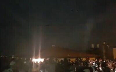 Capture d'écran d'une vidéo d'habitants d'implantation protestant contre les forces de sécurité alors qu'elles entourent une habitation  dans l'implantation de Yitzhar, en Cisjordanie, om un homme violant une ordonnnce administrative s'est barricadé, le 10 novembre 2019 (Capture d'écran :  Twitter)