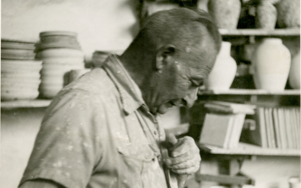 Le maître céramiste David Ohannessian, dont le travail est devenu l'une des caractéristiques qui définissent Jérusalem (Crédit : Wikimedia commons/CC-SA-3.0/Lantuszka)