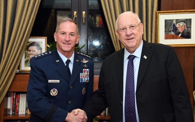 Le chef de l'US Air Force David Goldfein (à gauche) et le président Reuven Rivlin à la résidence du président à Jérusalem, le 14 novembre 2019. (Haim Zach/GPO)