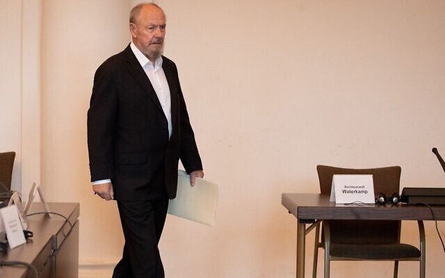 Peter Loth entre dans une salle d'audience de Hambourg, en Allemagne, pour le procès de Bruno Dey, un gardien du camp de concentration nazi de Stutthof, le 12 novembre 2019. (Christian Charisius/Pool/AFP)