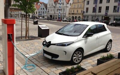 Une Renault Zoe face à une borne de rechargement. (Crédit : werner hillebrand-hansen / Wikimédia / CC BY-SA 2.0)
