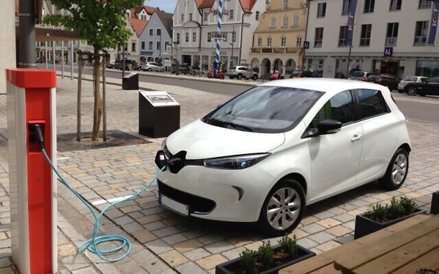 Une Renault Zoe face à une borne de rechargement. (Crédit : werner hillebrand-hansen / Wikimédia / CC BY-SA 2.0)