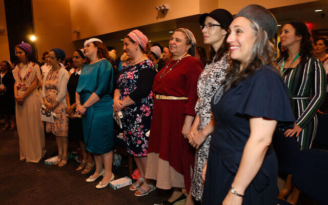 Les élèves de la Yeshivat Maharat lors d'une cérémonie de remise des diplômes à New York, le 17 juin 2017 (Crédit : Shulamit Seidler-Feller/Yeshivat Maharat via JTA) Les élèves de la Yeshivat Maharat lors d'une cérémonie de remise des diplômes à New York, le 17 juin 2017 (Crédit : Shulamit Seidler-Feller/Yeshivat Maharat via JTA)