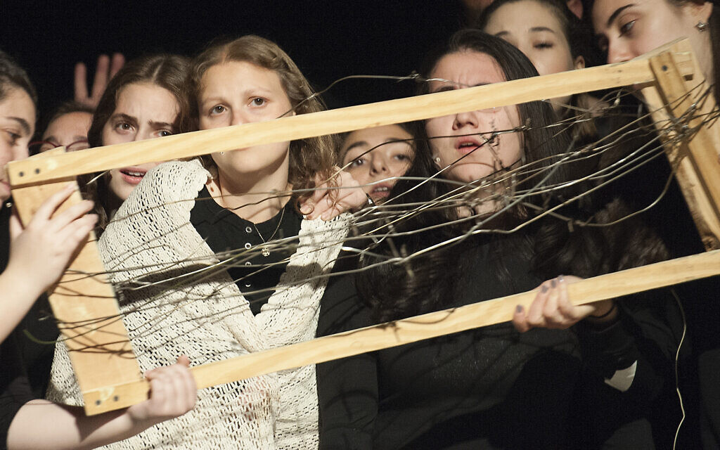 "The Spitrit of Hope", une pièce inspirée par la vie réelle de survivants de la Shoah et interprétée par les les étudiants de la yeshiva du lycée Flatbush Joel Braverma, le 23 avril 2017 dans le film Witness Theater (Crédit : Debbie Egan-Chin/New York Daily News)