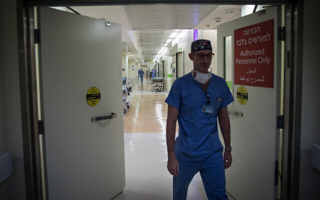 Photo d'illustration : Un médecin quitte l'unité des interventions chirurgicales à l'hôpital Hadassah Ein Karem de Jérusalem, le 3 septembre 2017 (Crédit : Hadas Parush/Flash90) Photo d'illustration : Un médecin quitte l'unité des interventions chirurgicales à l'hôpital Hadassah Ein Karem de Jérusalem, le 3 septembre 2017 (Crédit : Hadas Parush/Flash90)