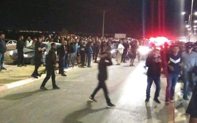 La scène d'un double-meurtre présumé devant la ville bédouine de Tel Sheva, le 4 novembre 2019. (Crédit : Magen David Adom) La scène d'un double-meurtre présumé devant la ville bédouine de Tel Sheva, le 4 novembre 2019. (Crédit : Magen David Adom)