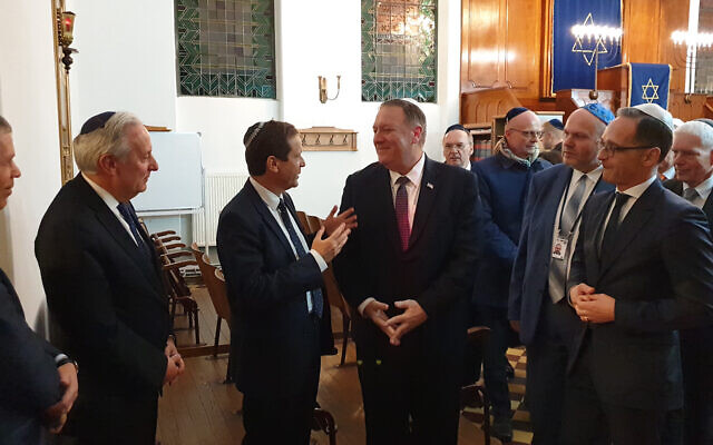Le chef de l'Agence juive Isaac Herzog, à gauche, le secrétaire d'Etat américain Mike Pompeo au centre, et le ministre allemand des Affaires étrangères Heiko Maas à la synagogue de Halle, Allemagne, le 7 novembre 2019 (Autorisation : Agence juive pour Israël) Le chef de l'Agence juive Isaac Herzog, à gauche, le secrétaire d'Etat américain Mike Pompeo au centre, et le ministre allemand des Affaires étrangères Heiko Maas à la synagogue de Halle, Allemagne, le 7 novembre 2019 (Autorisation : Agence juive pour Israël)
