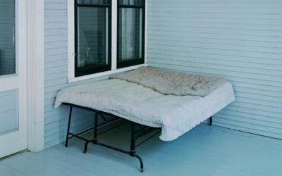 ‘Sleeping by the Mississippi’, une oeuvre du photographe américain Alec Soth, montrée lors de l'inauguration de l'événement PHOTO IS:RAEL, le 28 novembre 2019 à Sarona, à Tel Aviv (Autorisation PHOTO IS:RAEL)