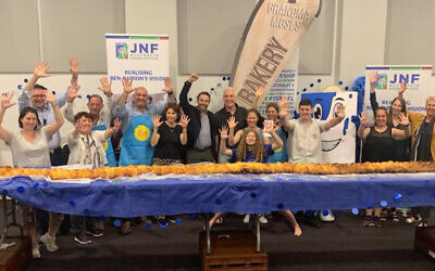 Une boulangerie casher de Sydney remporte le record de la plus longue hallah. (Crédit : The Australian Jewish News/Facebook via JTA)