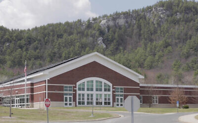 Le collège Monument Valley Regional Middle School à Great Barrington, Massachusetts. (Capture d'écran : YouTube)