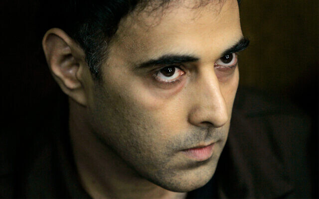 Yigal Amir, l'assassin du Premier ministre Yitzhak Rabn, durant une audience à Tel Aviv, le 1er novembre 2007. (Crédit : AP Photo/Ariel Schalit)