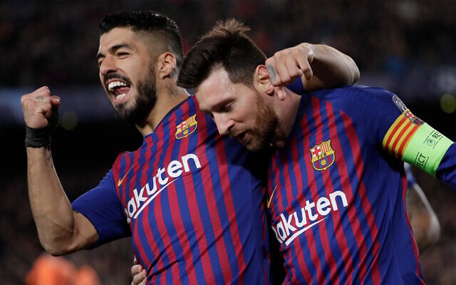 Les footballeurs Lionel Messi, à droite et Luis Suarez, après un but de Messi à Barcelon, le 13 mars 2019. (Crédit : AP Photo/Emilio Morenatti)