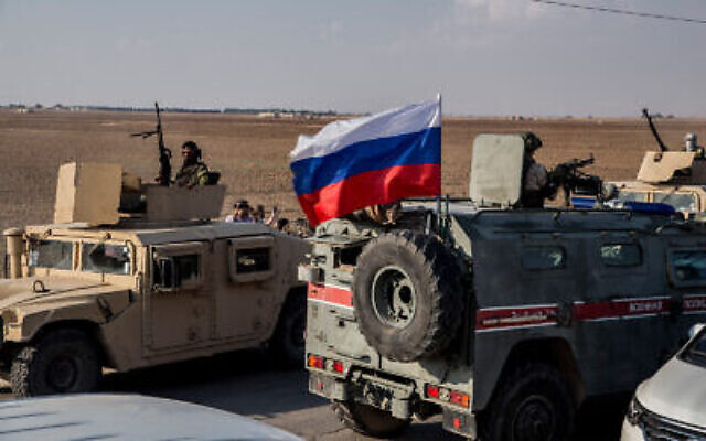 Les forces kurdes se retirent devant les forces russes dans une zone près de la frontière turque avec la Syrie, près de la ville d'Amuda, le 27 octobre 2019. (AP Photo/Baderkhan Ahmad)