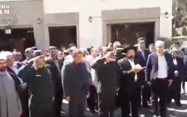 Des membres des Gardiens de la révolution iraniens participent à un office commémoratif juif en mémoire des soldats juifs tués pendant la guerre Iran-Irak, en octobre 2019. (Capture d'écran : Twitter) Des membres des Gardiens de la révolution iraniens participent à un office commémoratif juif en mémoire des soldats juifs tués pendant la guerre Iran-Irak, en octobre 2019. (Capture d'écran : Twitter)