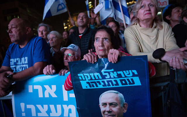 Les partisans du Premier ministre Benjamin Netanyahu lors d'un rassemblement à Tel Aviv, le 26 novembre 2019. (Miriam Alster/Flash90) Les partisans du Premier ministre Benjamin Netanyahu lors d'un rassemblement à Tel Aviv, le 26 novembre 2019. (Miriam Alster/Flash90)